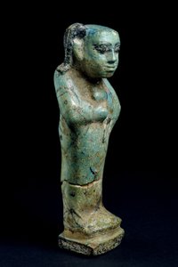 Statuette af et barn i et svøb af fajance